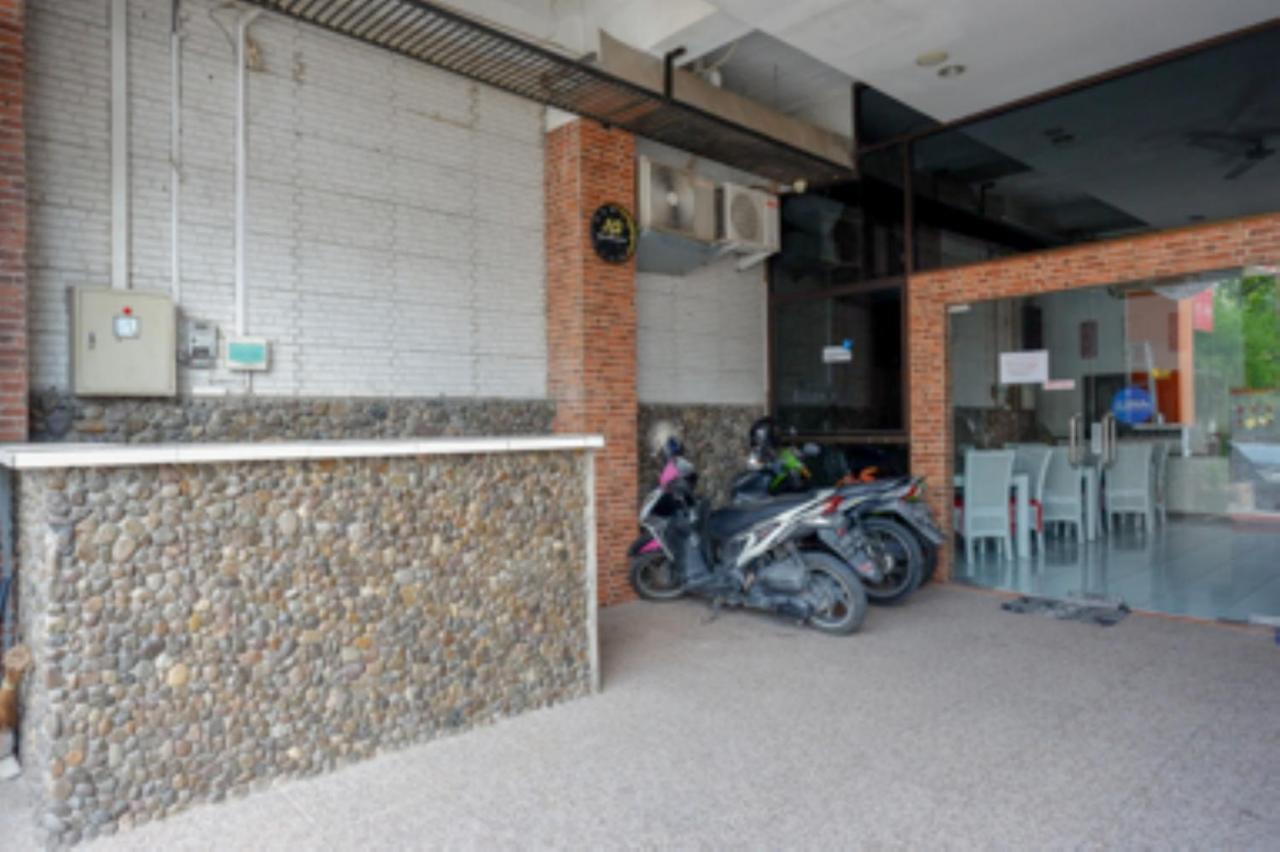 Oyo 1251 Residence 8 Semarang Exterior foto